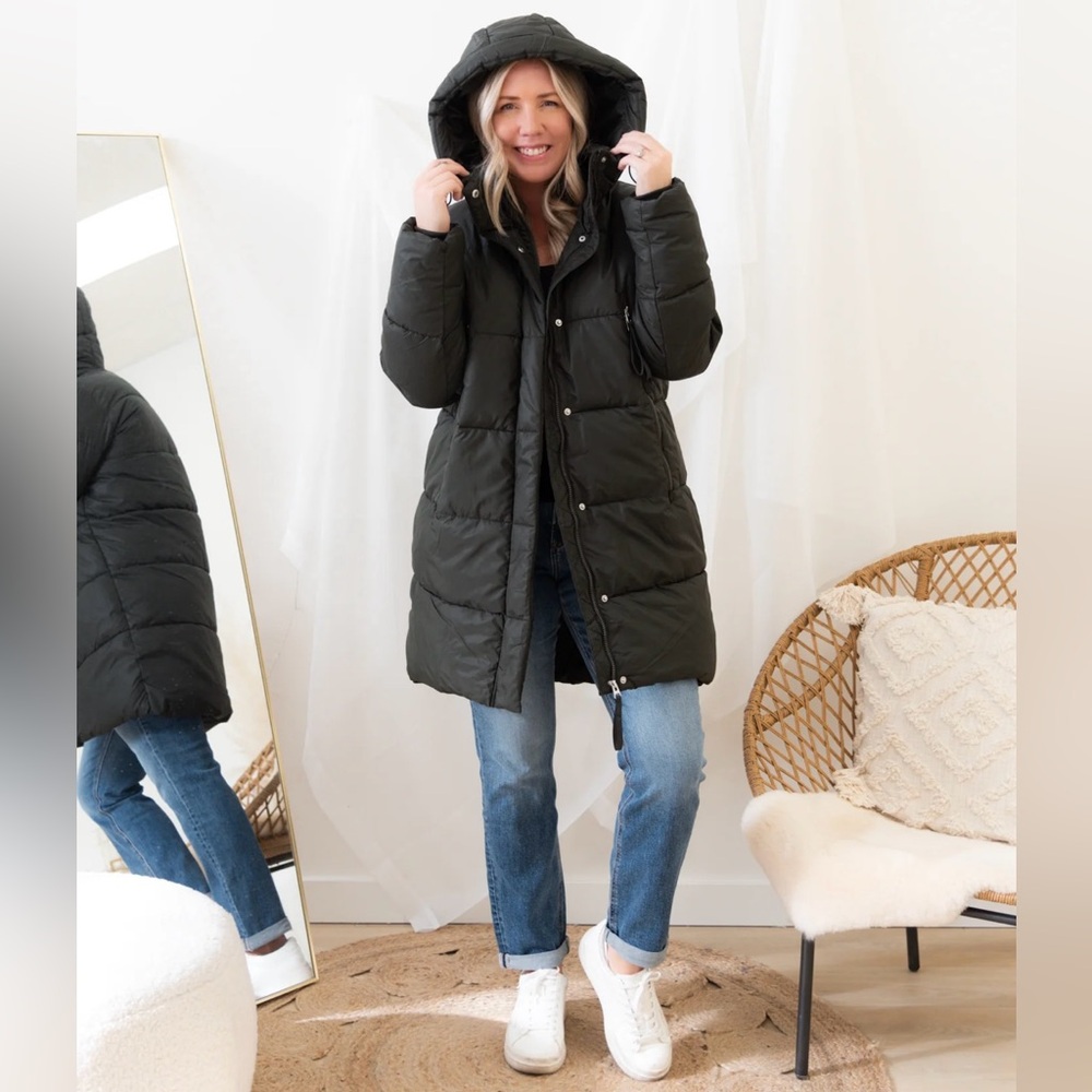 *NEW* with tag Vero Moda Nova Puffer Coat 
Color: Peat
Size: CS